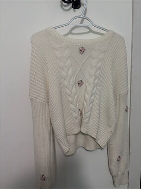 Knit sweater with flowers on it